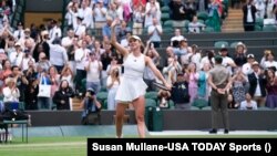 Elina Svitolina după victoria asupra Victoriei Azarenka din Belarus, Wimbledon, Londra, 9 iulie 2023.