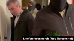 Фрагмент видеозаписи задержания в Симферополе местного жителя Николая Мазанки. Крым, 11 апреля 2024 года
