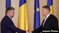 Marcel Ciolacu, premierul României, și Klaus Iohannis, președintele României, dau mâna la Palatul Cotroceni pe 13 iunie 2023.