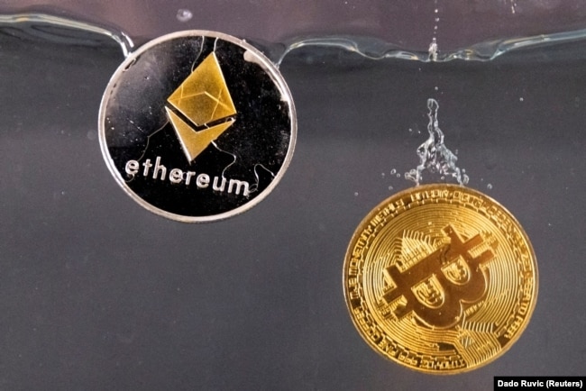 Kriptovalutat Bitcoin dhe Ethereum.