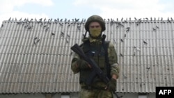 Российский военнослужащий возле элеватора в Мелитополе Запорожской области, 14 июля 2022 года