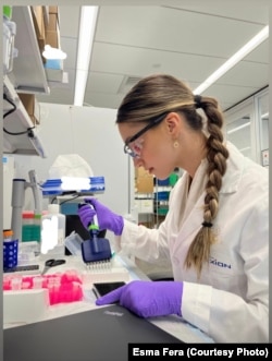 Esma Fera në laboratorin e AstraZenecas duke kryer eksperimente.