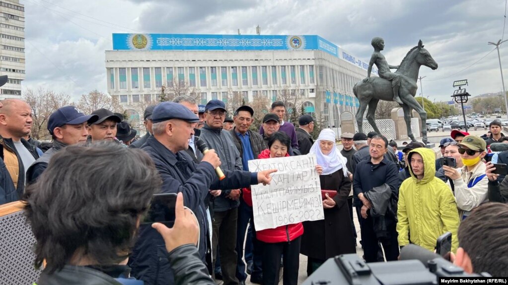 Не согласные с итогами выборов депутатов на площади Республики в Алматы. 9 апреля 2023 года