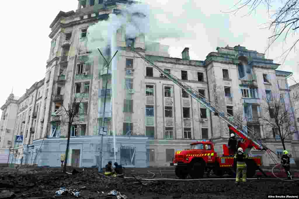 Un camion cu scară al pompierilor, utilizat pentru a stinge flăcările izbucnite într-o clădire din Kiev. Este primul mare atac rusesc asupra capitalei ucrainene din ultimele săptămâni, orașul fiind atacat cu rachete balistice și de croazieră, susține Serhii Popko, șeful administrației militare a Kievului.