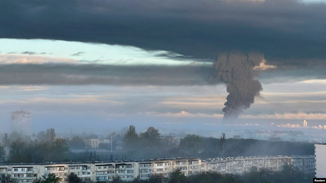 Imagine a fumului provocat de explozia rezervorului de combustibil din Sevastopol, Crimeea. 29 aprilie 2023