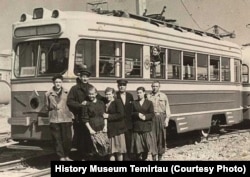 Первая трамвайная рабочая бригада в Темиртау. Фото из архива историко-краеведческого музея