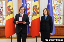 De Ziua Națională a Lecturii, președinta Maia Sandu l-a decorat pe scriitorul român Mircea Cărtărescu cu „Ordinul de Onoare”.