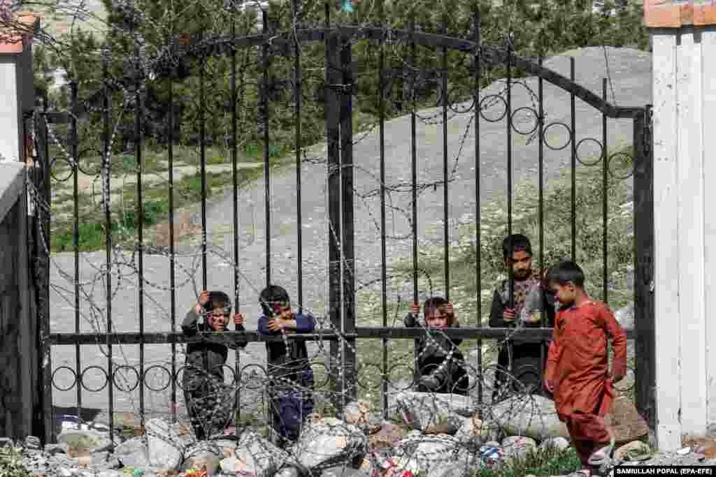 Djeca se igraju u parku u Kabulu. Dužnosnici UN-a upozoravaju na siromaštvo i humanitarnu krizu u Afganistanu.
