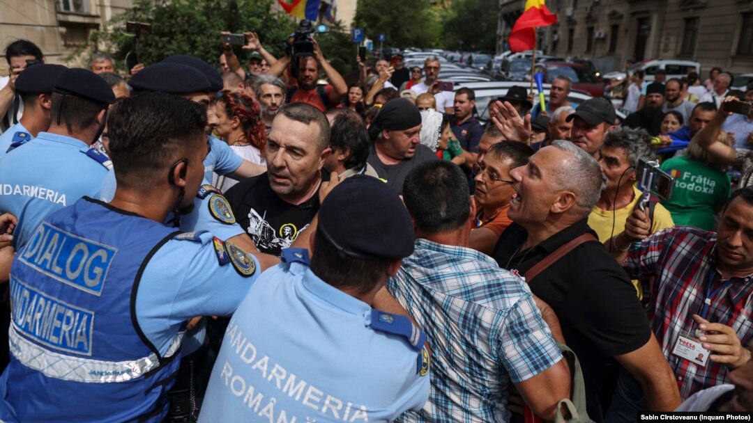 Joi, timp de mai multe ore, protestatarii de la Ministerul Sănătății s-au îmbrâncit cu jandarmii