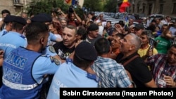 Joi, timp de mai multe ore, protestatarii de la Ministerul Sănătății s-au îmbrâncit cu jandarmii