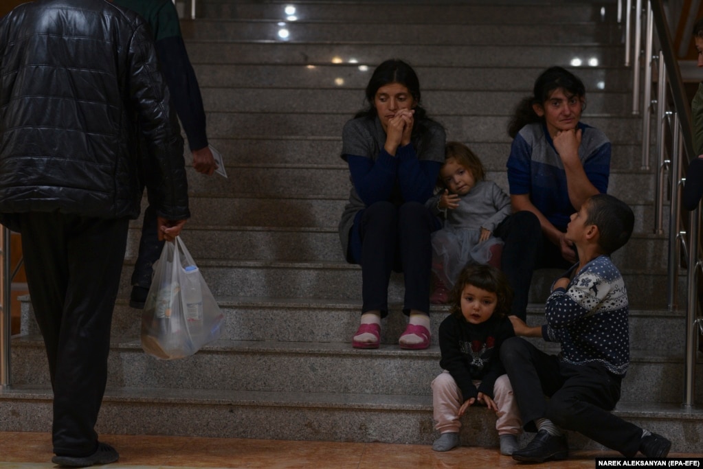 Refugjatët armenë të mbledhur në një qendër për regjistrim të Kryqit të Kuq në Goris. Blinken po ashtu i tha Aliyevit se duhet të ketë qasje të papenguar humanitare në Nagorno-Karabak.