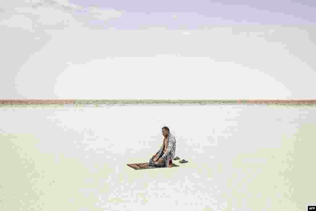 Muškarac klanja usred slanog jezera Karum tokom ramazana u Danakilskoj depresiji (Afarski trokut), najsuše i najvruće mjesto na planeti Zemlji, regija Afar, Etiopija, 24. marta.