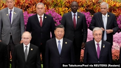 Орыс жігіті қыздың көтін жалап