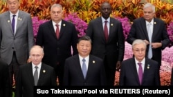 Президент Казахстана Касым-Жомарт Токаев (справа в переднем ряду) и глава Китая Си Цзиньпин (в центре). Пекин, 18 октября 2023 года