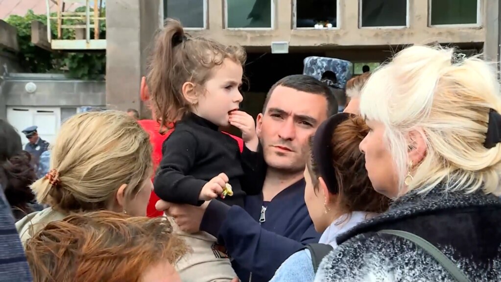 „Aici nu am nimic. Am rămas pe stradă”: Etnicii armeni se confruntă cu condiții dezastruoase în timpul exodului din Nagorno-Karabah