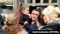 „Aici nu am nimic. Am rămas pe stradă”: Etnicii armeni se confruntă cu condiții dezastruoase în timpul exodului din Nagorno-Karabah