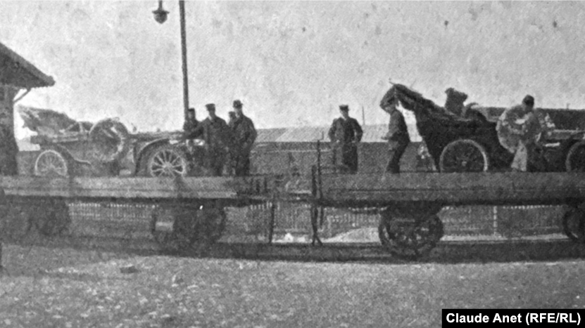 Din cauza drumurilor proaste din România, mașinile destinate expediției către Persia au fost aduse din București la Galați cu trenul.