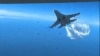 Російський літак Су-27 скидає паливо на безпілотний літак розвідки ВПС США MQ-9 над Чорним морем, намагаючись, очевидно, засліпити або пошкодити його, 14 березня 2023 року. Скріншот з відео