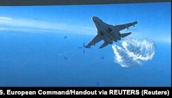 Российский истребитель Су-27 пытается помешать полету американского беспилотника MQ-9 Reaper над Черным морем. Кадр, сделанный самим БПЛА и опубликованный Министерством обороны США