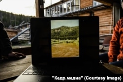 Egy számítógép képernyőjén a szennyezett Kolba folyó, egy 2020-ban készült képen