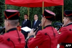 Presidenti shqiptar, Bajram Begaj, dhe presidenti francez, Emmanuel Macron, gjatë ceremonisë pritëse në Pallatin Presidencial në Tiranë, më 17 tetor 2023.