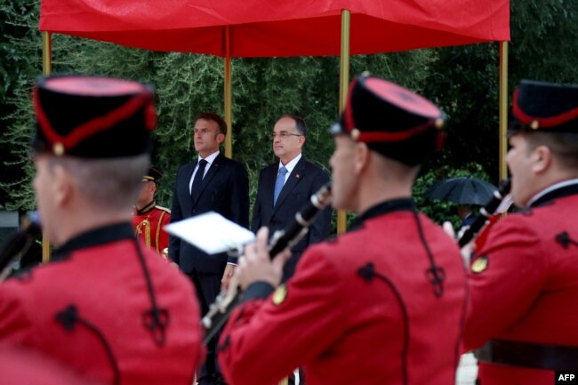 Presidenti shqiptar, Bajram Begaj, dhe presidenti francez, Emmanuel Macron, gjatë ceremonisë pritëse në Pallatin Presidencial në Tiranë, më 17 tetor 2023.