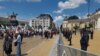 На протеста се виждат български тринагреници и знамена на "Възраждане".