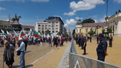Протестиращи срещу редовното правителство се събраха пред сградата на Народното