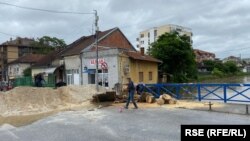 Poplave u Jagodini, gde su meštani napravili branu kako se voda iz reke Belica ne bi izlila.