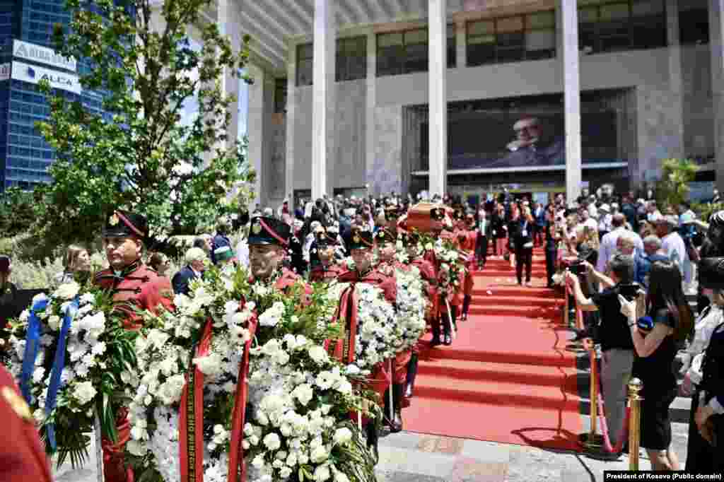 Shkrimtari shqiptar, Ismail Kadare, u varros më 3 korrik në Varrezat e Tufinës në Tiranë. &nbsp;