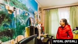 Вера Максакова гледа портрета на загиналия си син