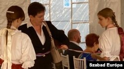 Előkészületek Szijjártó Péter érkezésekor, 2023. szeptember 27-én Gútán, ahol a magyar külügyminiszter egy péküzembővítést adott át a szlovák választás előtt két nappal
