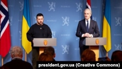 Ukrainian President Volodymyr Zelenskiy (left) and Norwegian Prime Minister Jonas Gaar Store (file photo)
