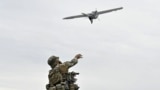 Украинский военнослужащий запускает разведывательный беспилотник