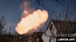 Ukrán katonák aknavetővel lövik az orosz állásokat a frontvonalon, Bahmut közelében 2023. március 26-án