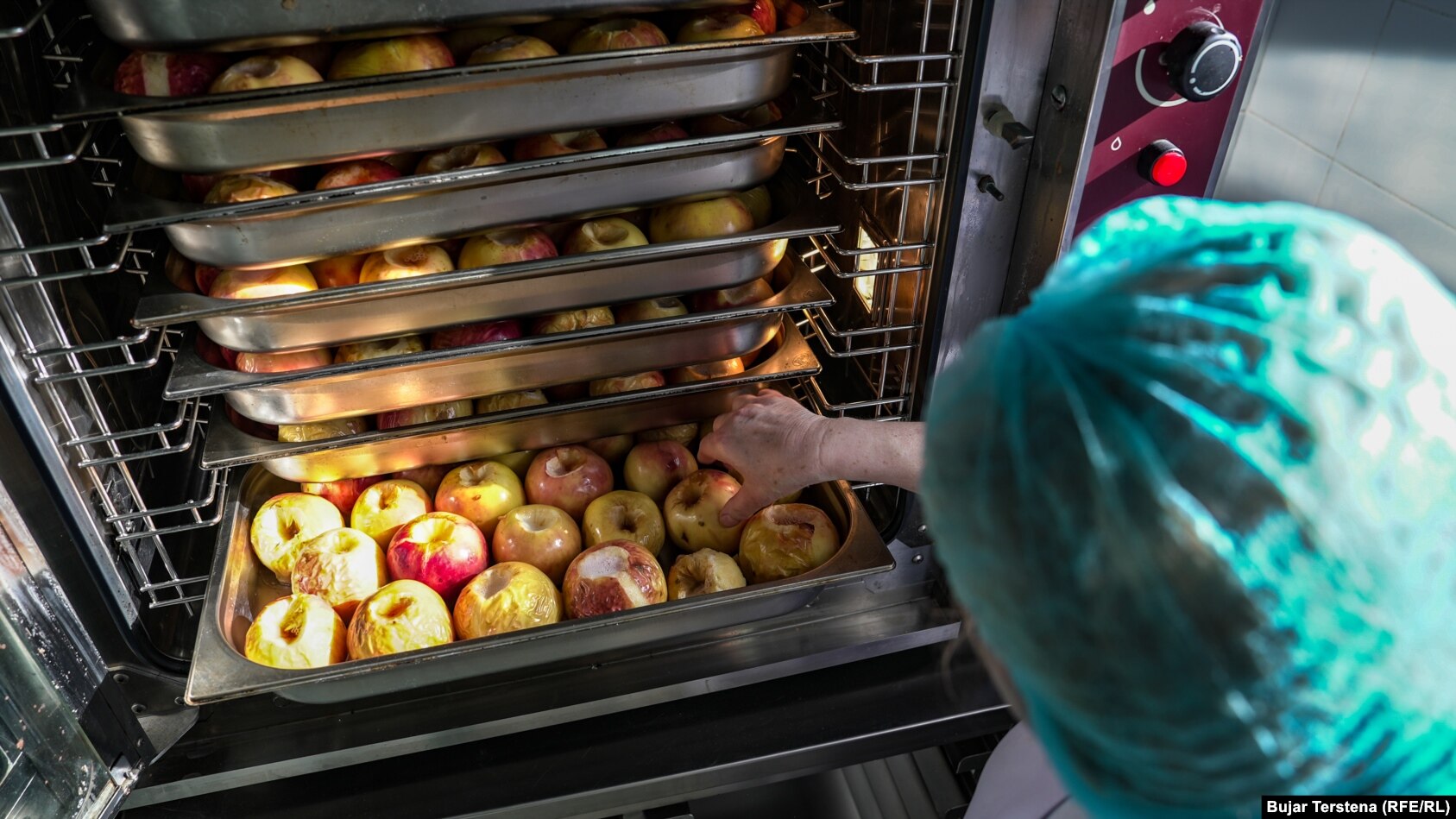 Disa mollë duke u përgatitur në Kuzhinën Qendrore në Prishtinë.