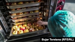 Disa mollë duke u përgatitur në Kuzhinën Qendrore në Prishtinë.