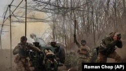 Ushtarët ukrainas afër linjës së frontit në Bahmut. 19 prill 2023.