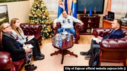 Aleksandr Studenikin (majtas) në një takim me kryetarin e Zajeçarit. Nëntor 2023.