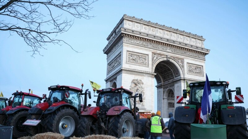 Protest poljoprivrednika u Parizu: Traktori i bale sena kod Trijumfalne kapije