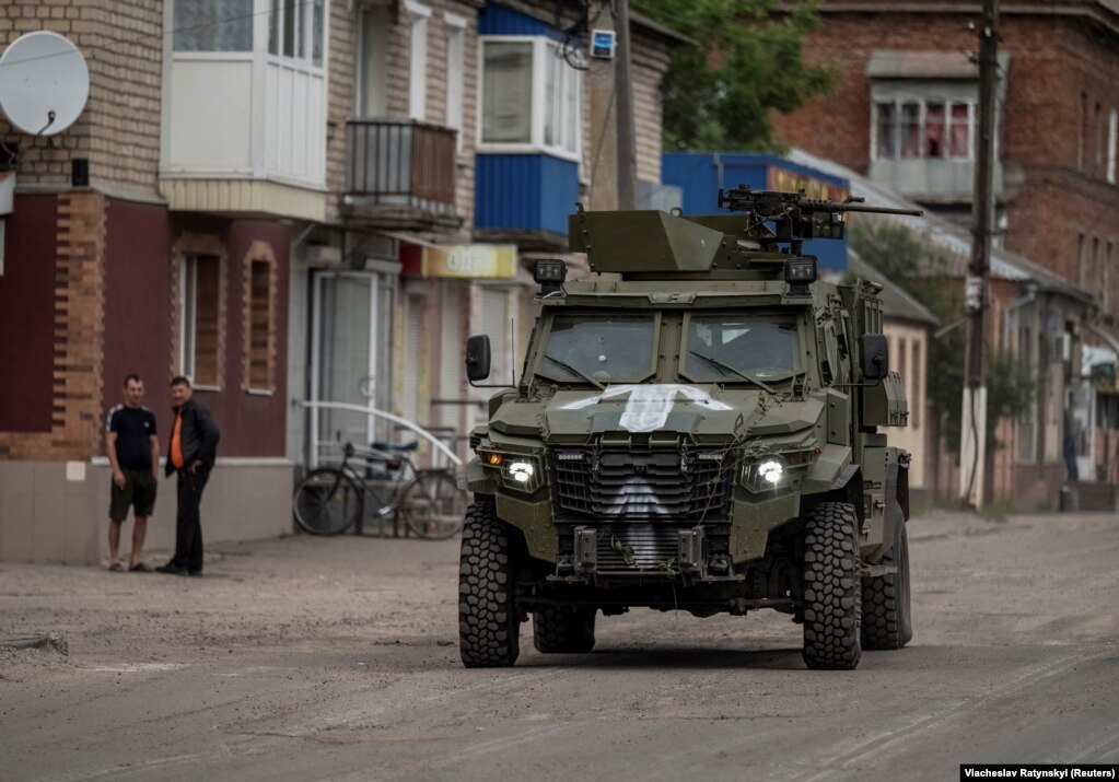 Un veicolo blindato nella città di confine ucraina di Vovciansk, a circa 12 chilometri dalla città russa di Shebekino, il 5 giugno.  Negli ultimi giorni militanti di etnia russa che utilizzano attrezzature ucraine fornite dall'Occidente hanno compiuto ripetute incursioni nella regione di Belgorod.