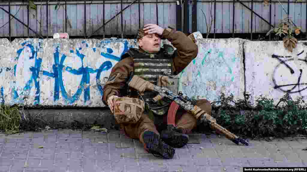 Український військовий відпочиває після спроб збити російські дрони (БПЛА) іранського виробництва Shahed-136, якими атакували центр Києва,17 жовтня 2022 року