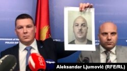 Ministar Adžić pokazuje fotografiju osumnjičenog Vladimira Erića
