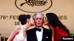 Съпругата му Катрин Зита-Джоунс​ и дъщеря им Карис целуват Майкъл Дъглас пред камерите в Кан.