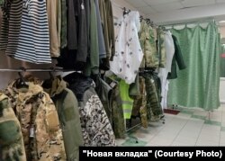В "Бункере" есть магазин, где помимо камуфляжа можно купить кальян, флягу в виде пистолета или медаль "Участнику военной операции в Сирии"