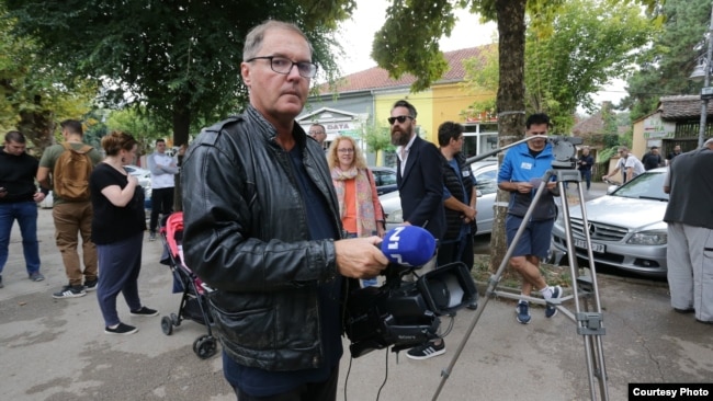 Milan Nikić, dopisnik Televizije N1 iz Kragujevca, za RSE je rekao da se i ranije suočavao sa pretnjama i napadima dok je radio svoj posao.