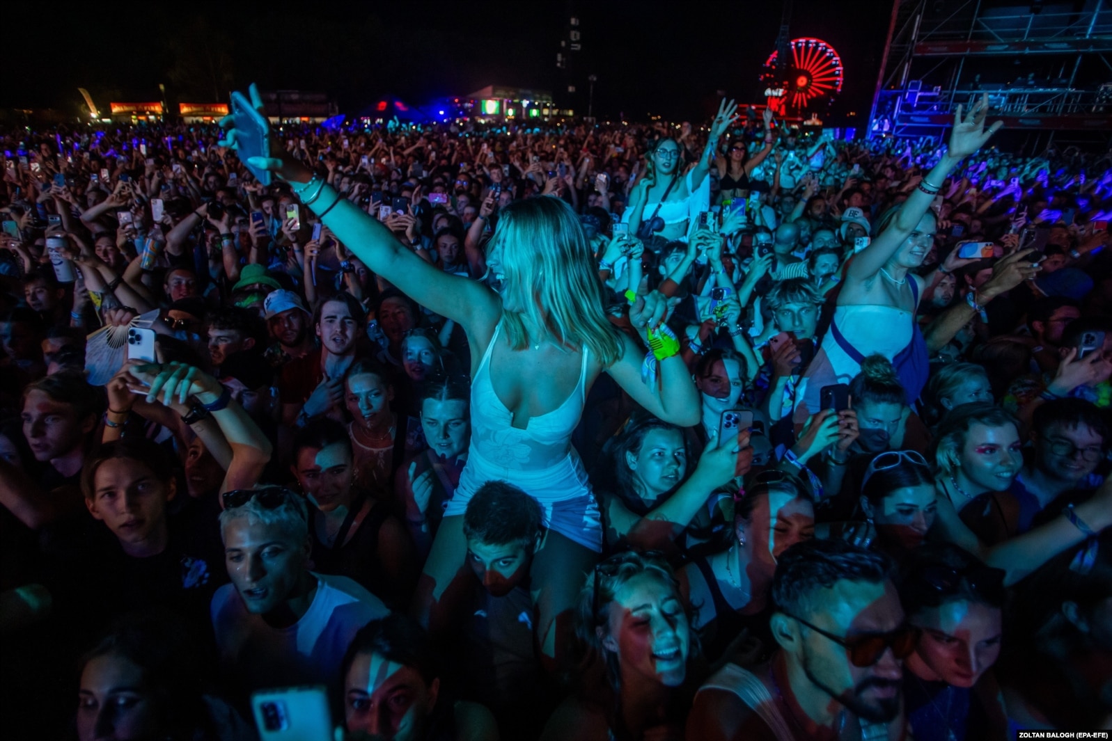 Adhuruesit duke e dëgjuar reperin amerikan Macklemore në festivalin Sziget më 2023.
