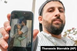 Kassem Abo Zeed arată reporterilor la 15 iunie 2023 o fotografie cu el și soția Ezra, dată dispărută în naufragiul traulerului „Adriana”. Kassem deja locuia atunci în Europa, la Hamburg.