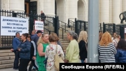 Роднини и близки на убитата Евгения Владимирова се събират на мълчалив протест пред Съдебната палата с искане за доживотни присъди за двамата подсъдими преди всяко заседание по делото.