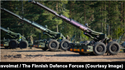 Фінська артилерійська установка 155 GH 52 APU. З огляду на розміри, її зазвичай буксирують на вогневу позицію. Разом із тим вона здатна повільно переміщатися і своїм ходом. Фінляндія має один із найбільших у Європі артилерійський арсенал.